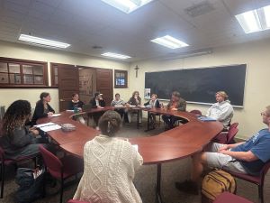 Brian Turner speaking to college students at large round table