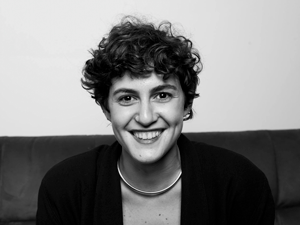 Zoë Schlanger headshot in black and white
