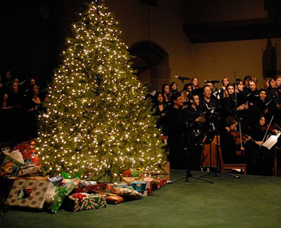 Image of Christmas tree with the Chapel Choir in the background in the Alumni Memorial Chapel