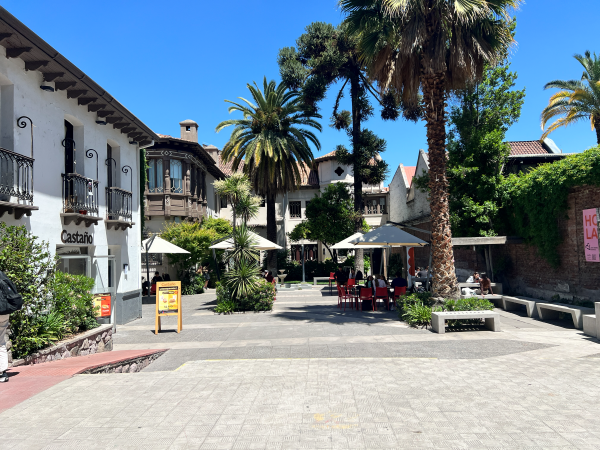 A photo os UAH, a university building with palm trees surrounding it.