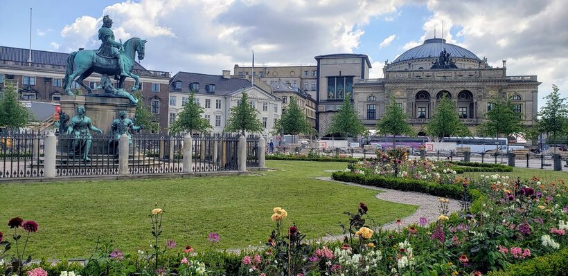 A garden with a horse statue in the middle in Copenhagen.