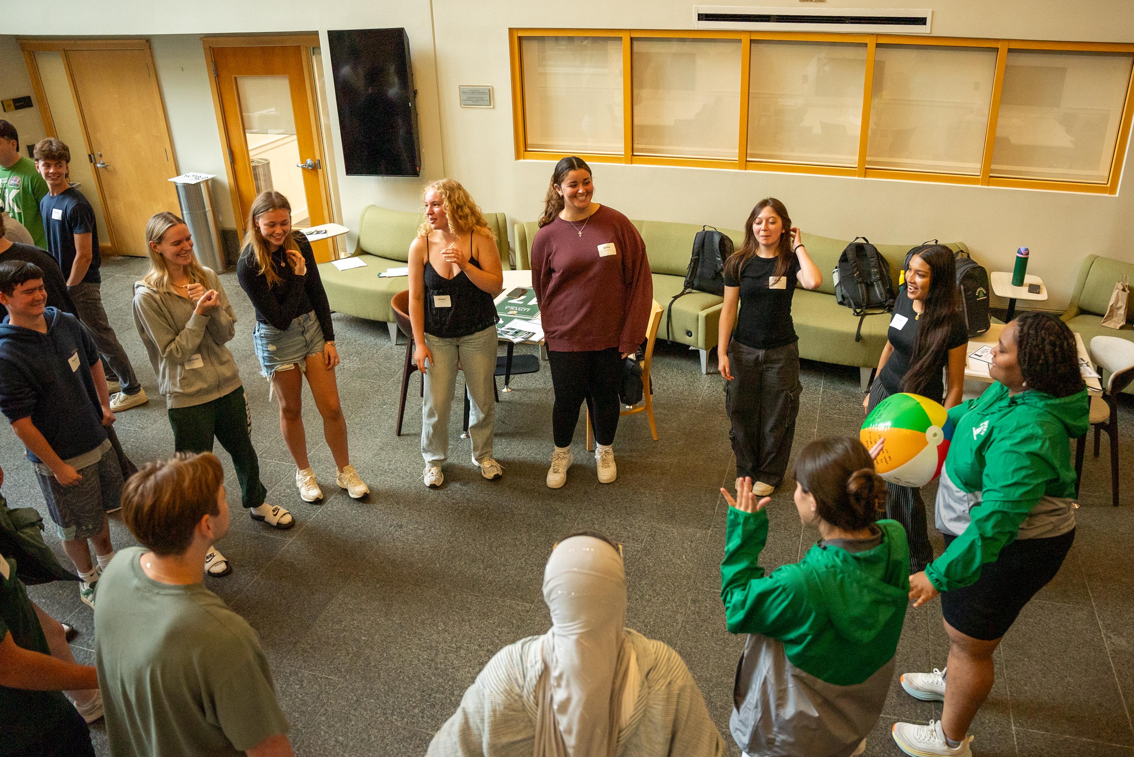 Group leaders lead orientation activity in Sellinger School of Business