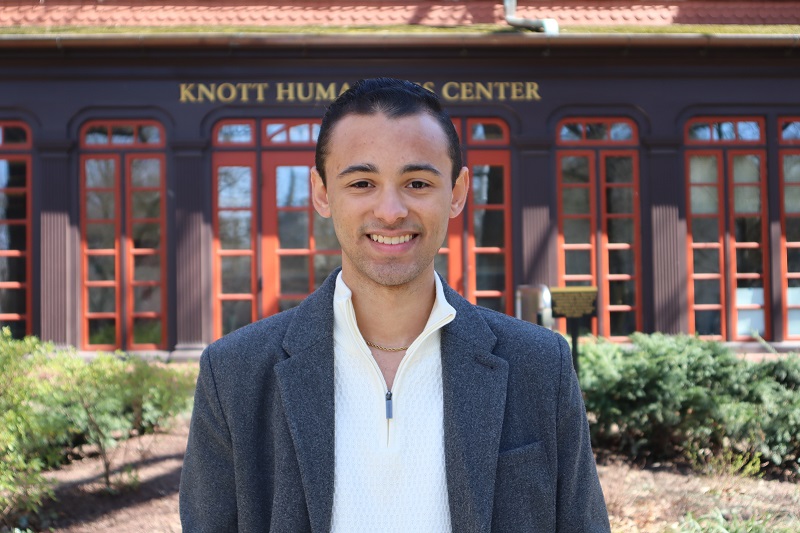 Yamil Hernández smiles as he stands in front of the Knott Humanities Center on Loyola's Evergreen campus 