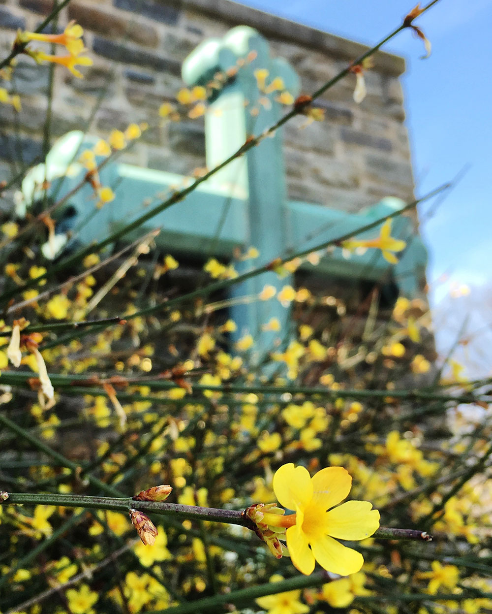 A cross outside of Loyola's Alumni Memorial Chapel